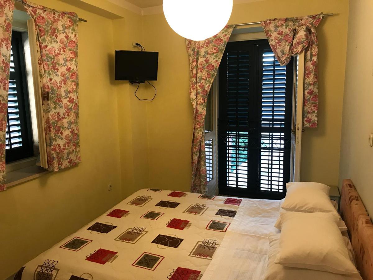 Studio In The Top Center Apartment Split Exterior photo